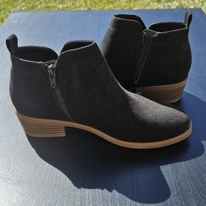 7W Black and brown ankle boots